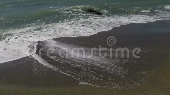 浪在沙滩上视频的预览图