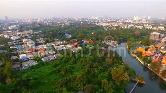 曼谷郊区的绿地和运河鸟瞰图视频的预览图