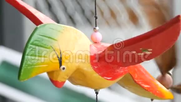 彩色鸟的木制风车动力雕塑在风中发展视频的预览图