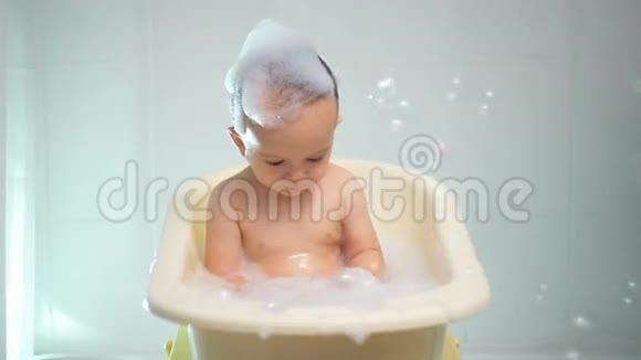 一岁小男孩洗澡的慢动作视频视频的预览图