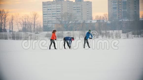 一组运动员在冬季的冰场上做运动视频的预览图