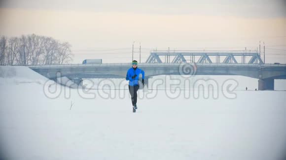冬季冰场男运动员跑得很快视频的预览图