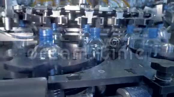 工厂设备移动新瓶子进行清洗视频的预览图