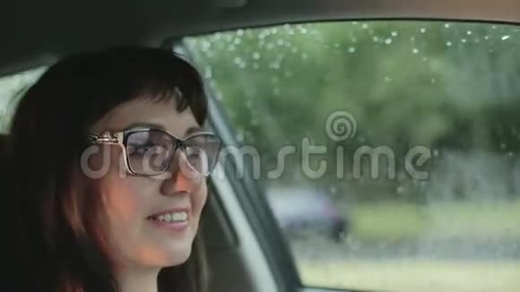 戴眼镜的女人开车视频的预览图