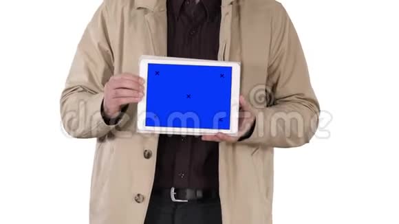 男性手握平板电脑白色背景上有蓝色屏幕模型视频的预览图