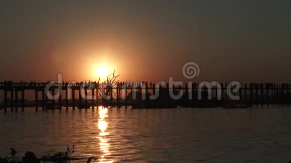 缅甸曼德勒阿马拉普拉日落时的UBein桥视频的预览图
