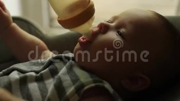 婴儿从瓶子里吃牛奶视频的预览图
