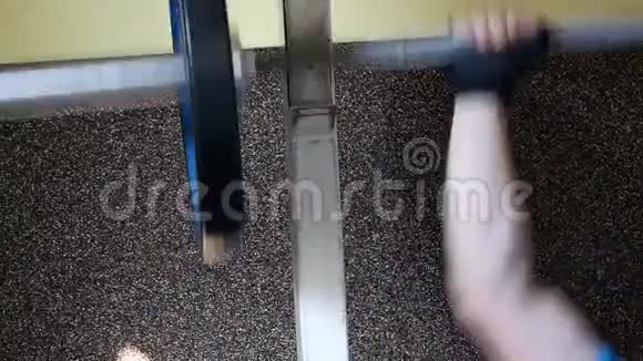 在健身房锻炼健身房里的健美运动员视频的预览图