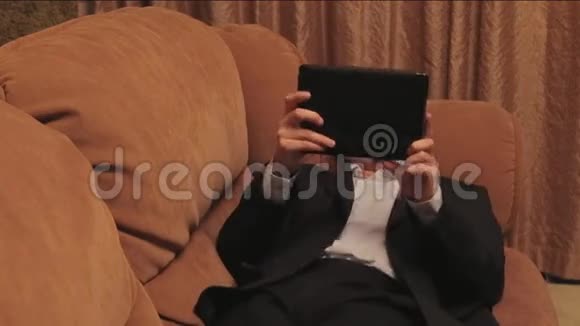 商人躺在沙发上看书视频的预览图
