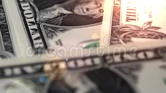 美金账单钱背景美元放在木桌上乔治华盛顿的肖像特写在钞票上视频的预览图