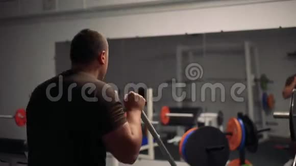 男子在健身房与模拟器合作视频的预览图