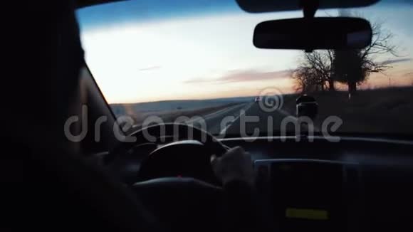 关闭司机骑在高速公路上穿过田野在日落汽车驾驶速度朋友自然道路运输视频的预览图