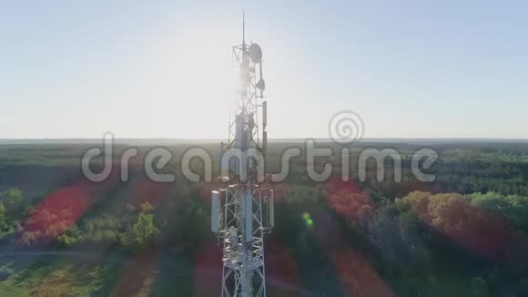 电信塔无人机工人维修蜂窝天线视频的预览图