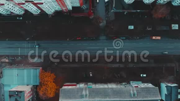从空中俯瞰道路城市汽车交通4k俯视图乌克兰Ternopil视频的预览图