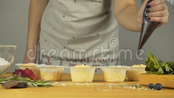 再加上填充物带有奶油和馅料的纸杯蛋糕视频的预览图