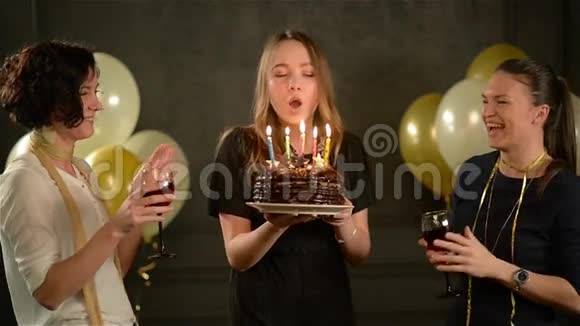 三个美丽的女人庆祝和Applaud其中一个拿着巧克力蛋糕另一个拿着酒的两个玻璃视频的预览图