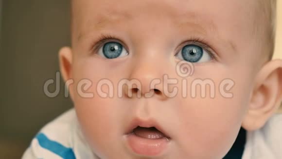 可爱的蓝眼睛宝宝哭的肖像视频的预览图