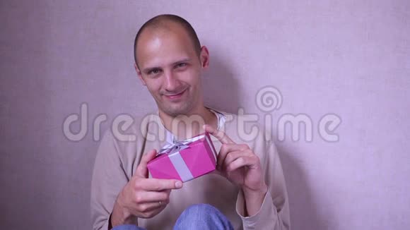 男人送了一个礼物盒微笑着视频的预览图