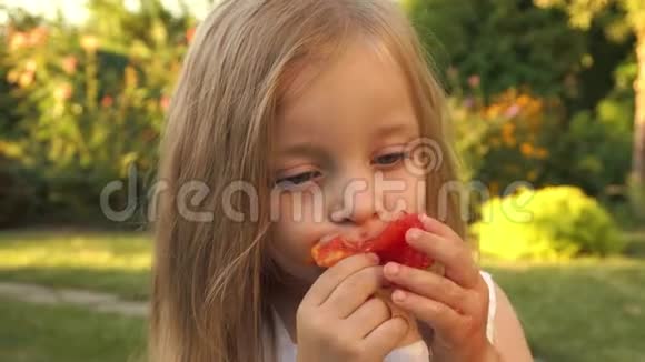 那个女孩在吃西红柿视频的预览图