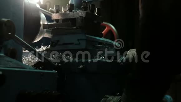 特纳正在金属建筑厂的一台车床上工作金属工业视频的预览图
