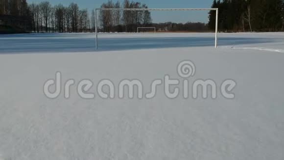 小型冬季体育场无人驾驶飞机穿过足球场视频的预览图