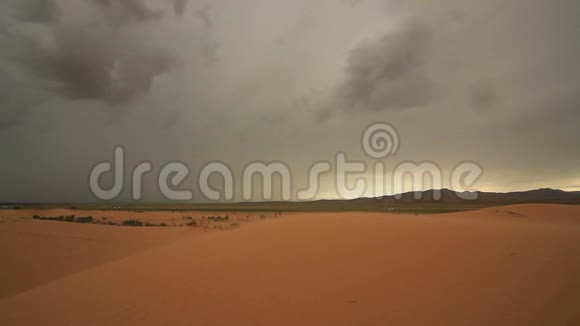 雷雨时沙漠中的沙尘暴视频的预览图