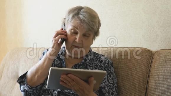 奶奶和朋友用手机聊天视频的预览图