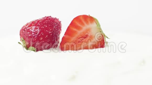 新鲜健康食品草莓加酸奶和奶油搅打而成鲜果加鲜奶油有机浆果干净食用视频的预览图