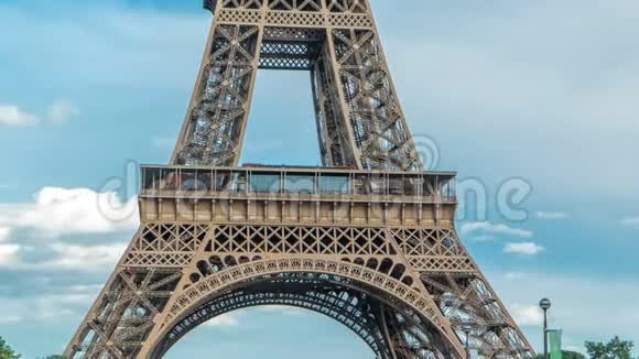 法国巴黎埃菲尔铁塔时间推移第一段的近景视频的预览图