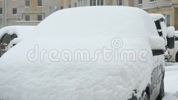 院子里白雪皑皑的无名汽车视频的预览图