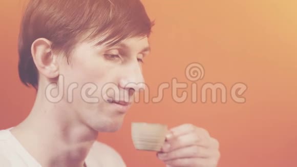年轻的白种人喝绿茶视频的预览图