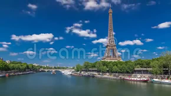 埃菲尔铁塔从巴黎塞纳河上的桥上跨过去的时间视频的预览图