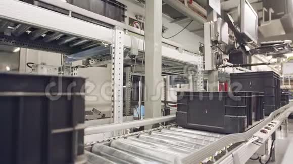 大型自动化仓库中运输工具的箱子视频的预览图