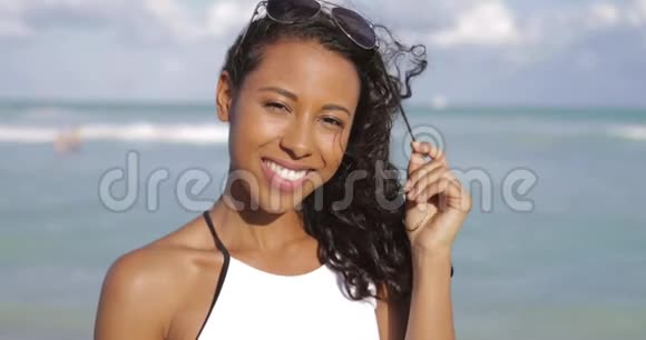 嘲笑海滩上穿泳装的黑人女人视频的预览图
