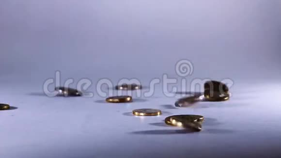 不断下降的欧元硬币视频的预览图