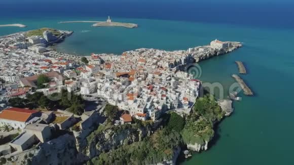 帕利尼亚诺一个马雷阿普利亚市海岸白房子安娜城堡意大利Drone飞行视频的预览图