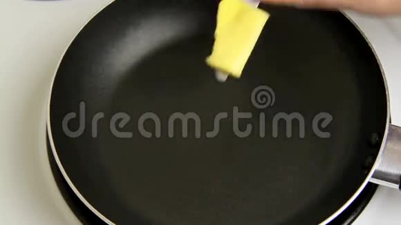 黄油进入煎锅视频的预览图
