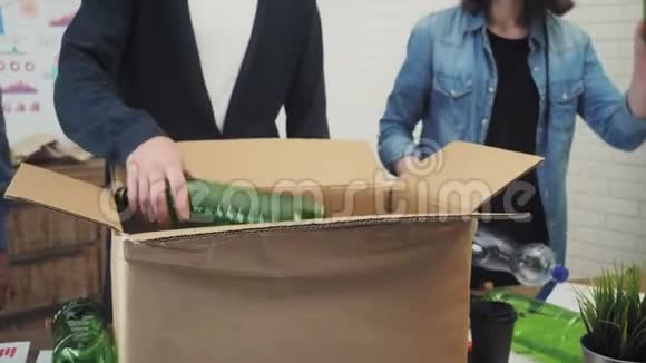 办公室里的人把塑料垃圾放进回收站视频的预览图