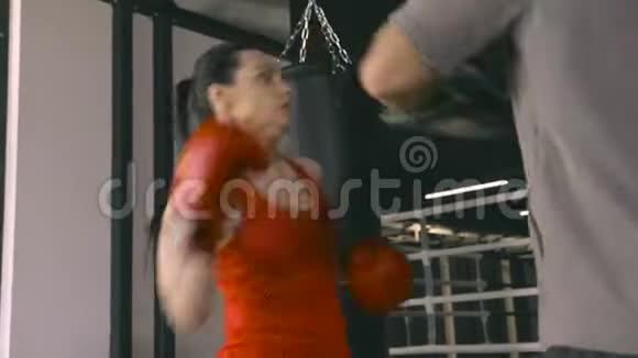 女子训练与拳击俱乐部教练视频的预览图