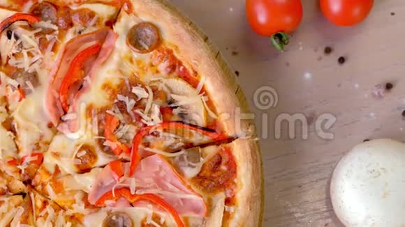 培根蘑菇和奶酪比萨饼在木板上特写俯视图视频的预览图