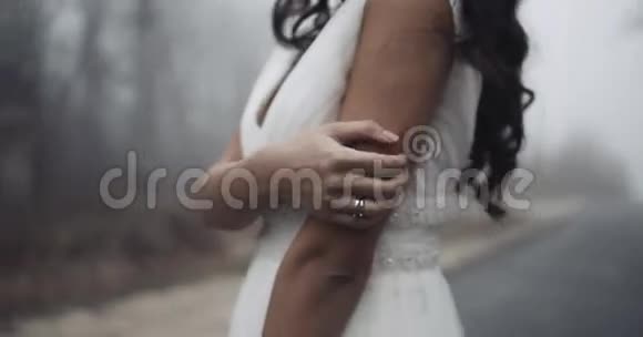年轻美丽的新娘摸着手她微笑着慢动作4k视频的预览图