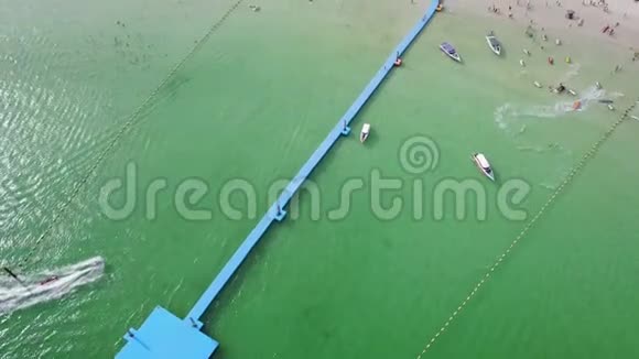 4KoLanPattaya的快艇码头的鸟瞰图视频的预览图