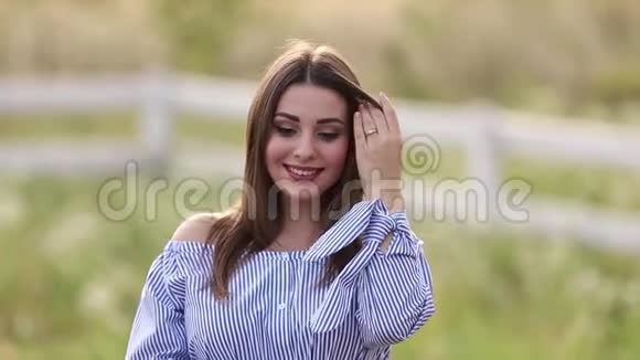 近距离观看美丽的孕妇穿着蓝色连衣裙散步听到农场微笑与快乐慢动作视频的预览图