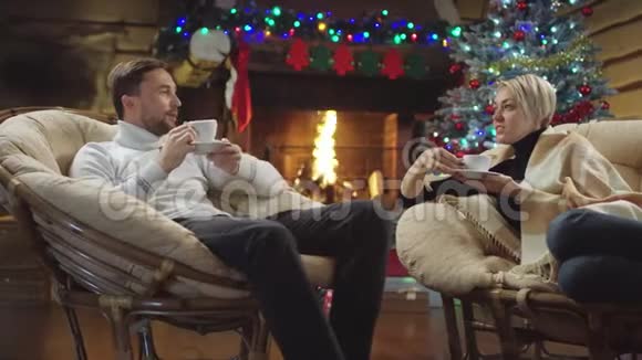 男人和女人在圣诞节晚上喝咖啡和聊天视频的预览图