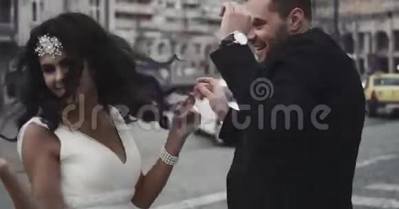 新娘和新郎一起在外面跳舞和微笑高清4k视频的预览图