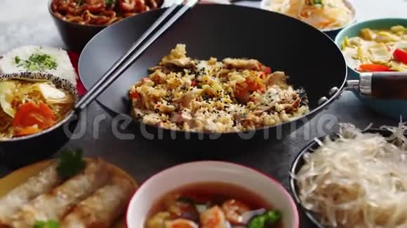彩色餐具中的亚洲东方食物成分视频的预览图