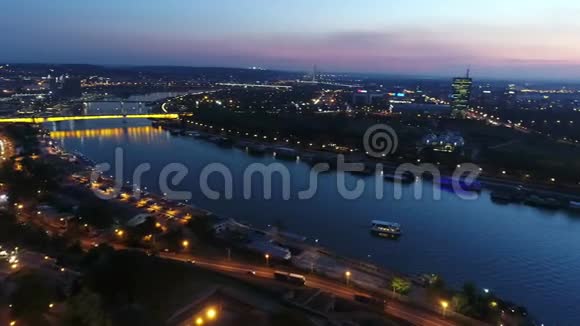 傍晚从城市要塞上俯瞰远处城市部分视频的预览图