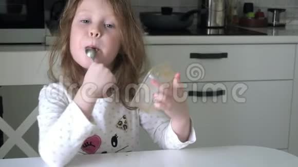 小孩用塑料罐里的勺子吃蜂蜜视频的预览图