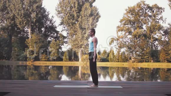 人体瑜伽练习姿势训练视频的预览图