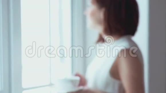 在窗口喝茶视频的预览图